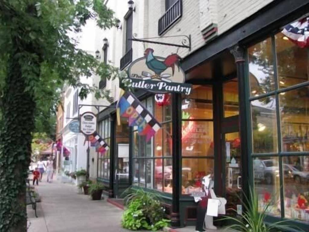Foto 12 von 29: Downtown Saugatuck ... Schritte von allem