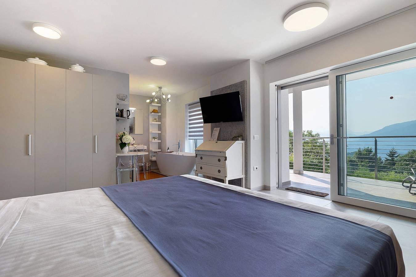 Foto 5 von 32: Eco del Garda – Deluxe Studio 101 mit überdachter Terrasse und Seeblick