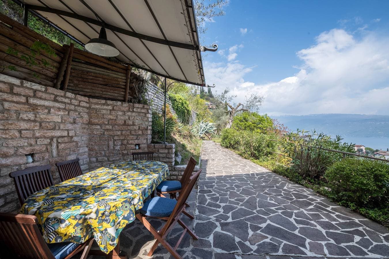 Foto 7 von 29: Fantastische Villa mit privatem Pool, Seeblick und Terrassen; Doppelgarage