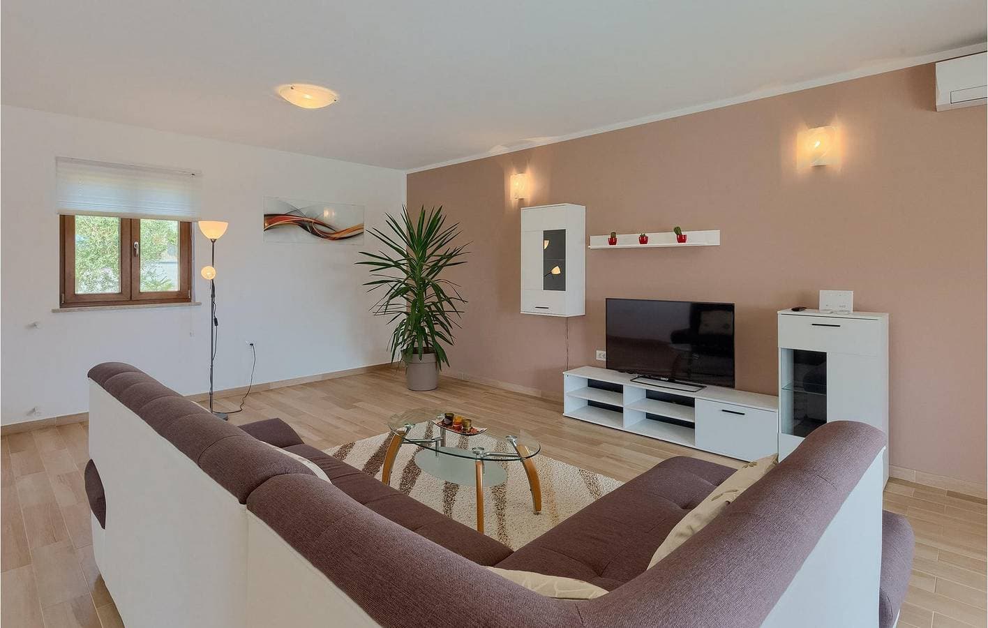Foto 6 von 49: Geräumige 170 m² große Wohnung mit Pool, WLAN und Parkplatz