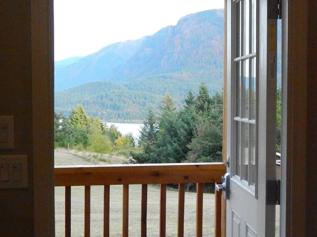 Foto 3 von 23: Shellrock Cabin mit Blick auf den Columbia River