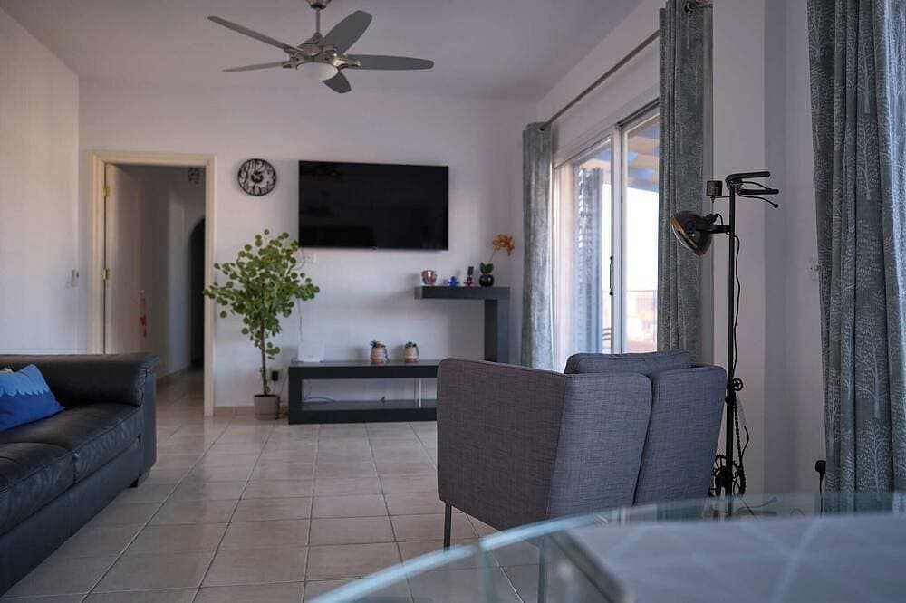 Foto 11 von 26: Luxurious Penthouse with Spacious Terrace in Limnaria Gardens, Paphos