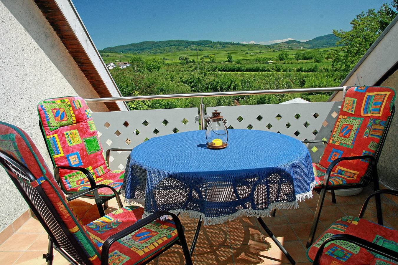 Foto 11 von 16: Ferienwohnung 'Kaiserstuhlblick' mit Balkon und Wi-Fi