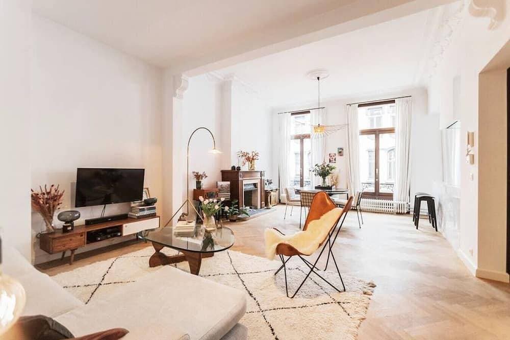 Traditional chic high ceilings apt w Aircos/Garage 1