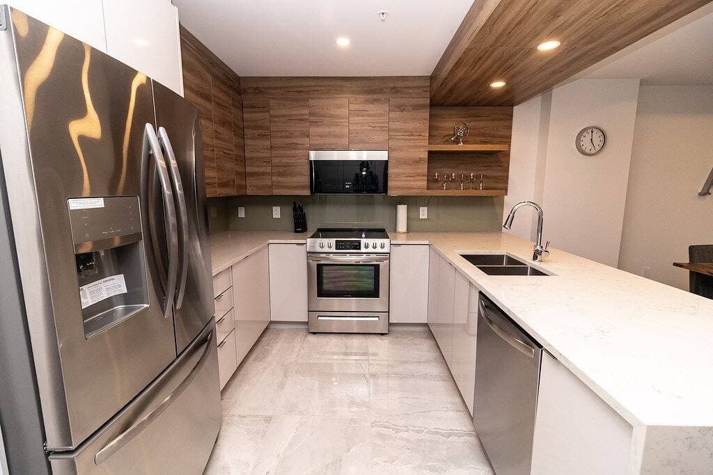 Foto 8 von 20: Modern Downtown 1Bd Suite w/ Balcony, Gym & City Views