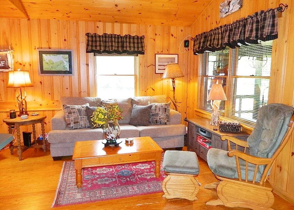 Foto 8 von 31: Niboban Cabin 5 right on Rangeley Lake with a screened porch, fire pit, hammock, WiFi and dock!