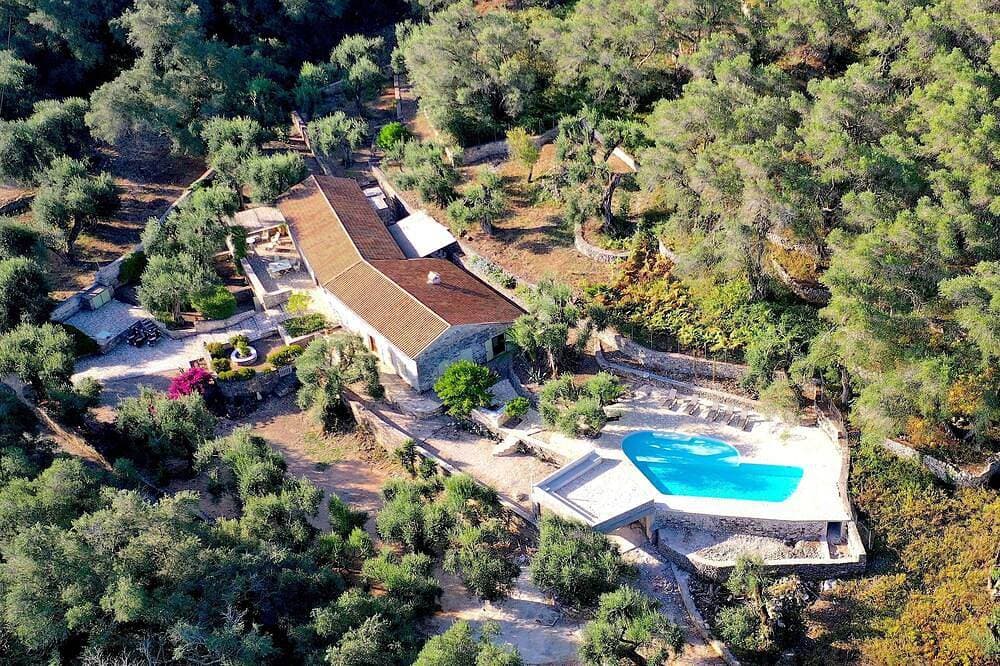 Einzigartige Villa inmitten des Waldes mit Pool 1