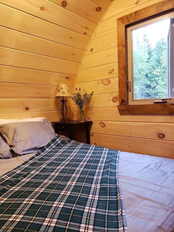 Foto 5 von 6: Hummingbird Hike-In Sleeping Pod at Sally's Brook Wilderness Cabins