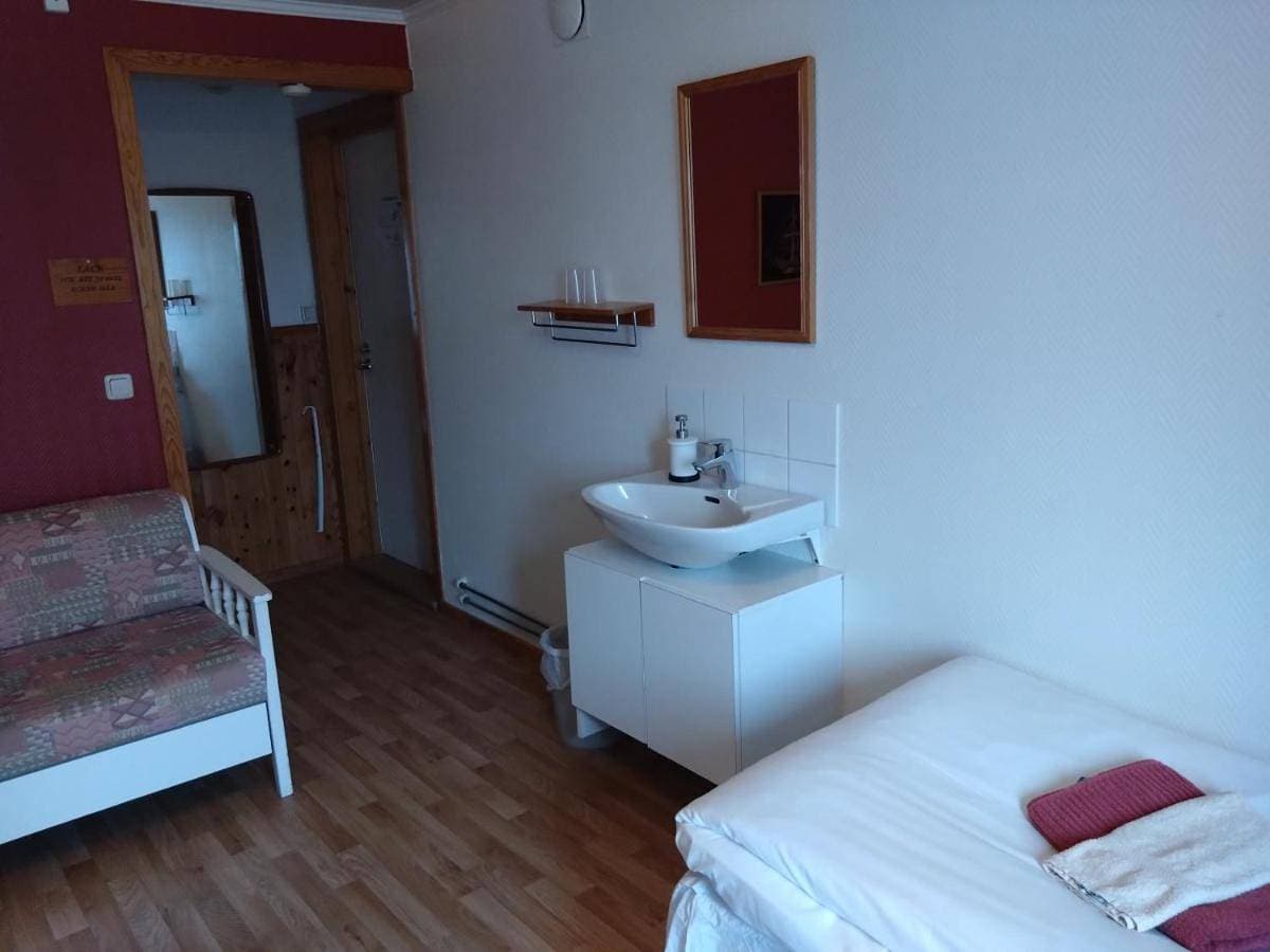 Foto 5 von 9: Twin Room with Shared Bathroom