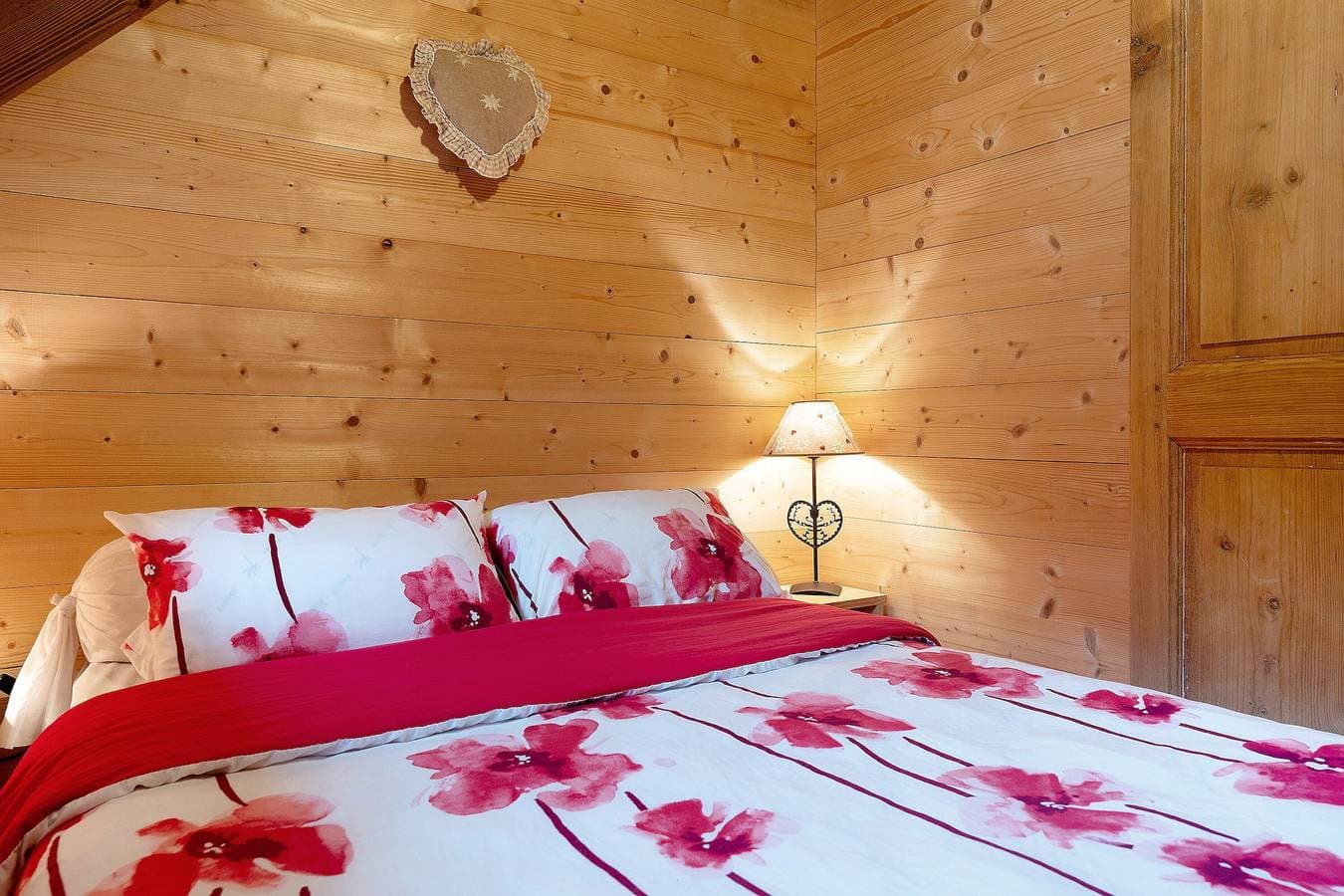 Foto 7 von 24: Gästezimmer im Chalet mit Bergblick, privater Terrasse und Garten