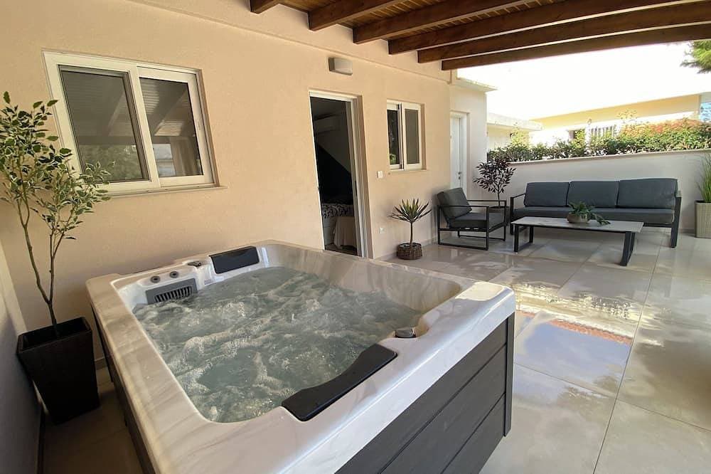 Peaceful neighborhood 300 m from the beautiful beaches of Artemida Town 1