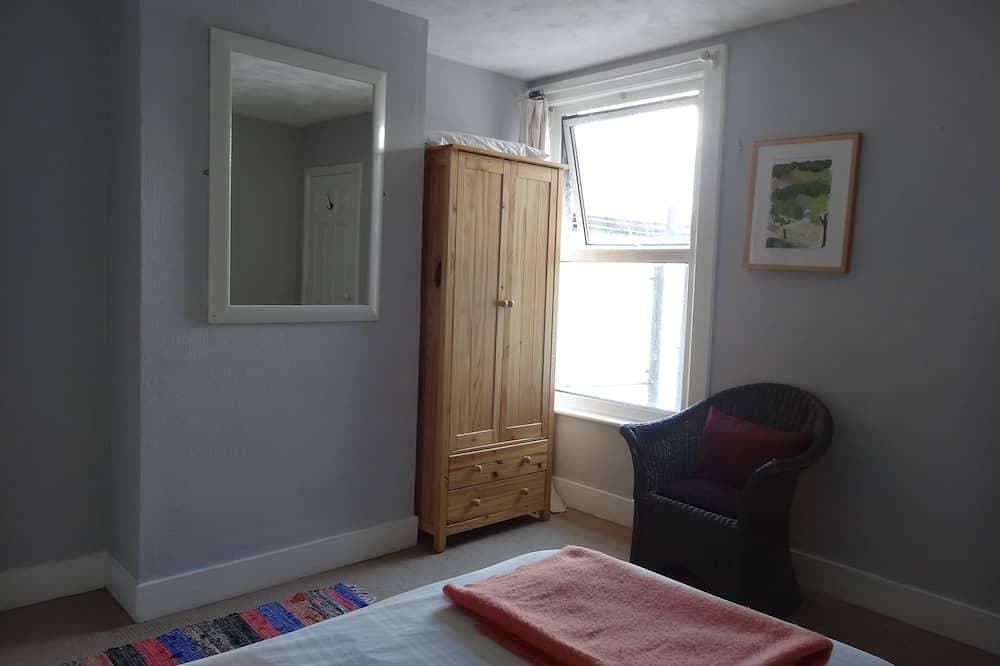 Foto 4 von 25: Two minutes from beach. Cosy pet-friendly cottage in cool location with garden.