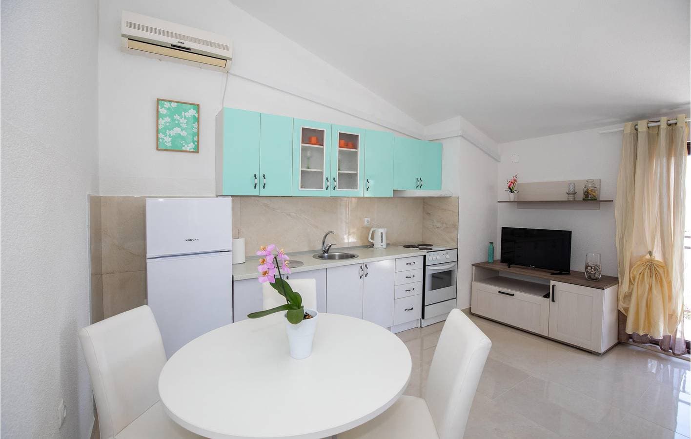 Foto 5 von 35: Gemütliche 300 m zum Strand: Klimatisierte Wohnung mit Terrasse und Parkplatz