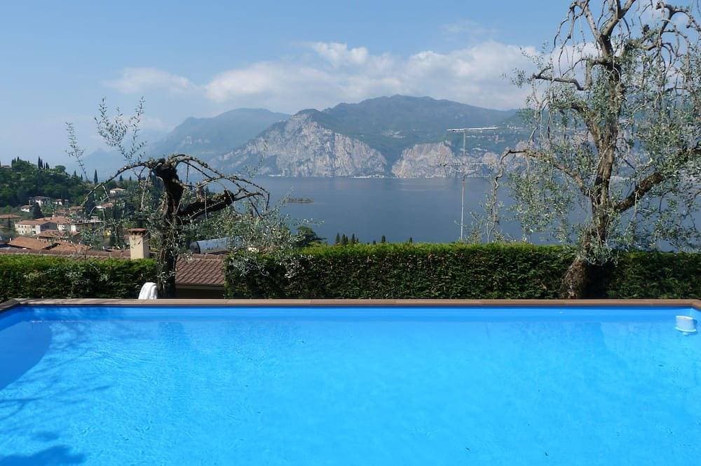 Foto 9 von 10: Terrasse mit herrlichem Seeblick, WiFi, Swimmingpool