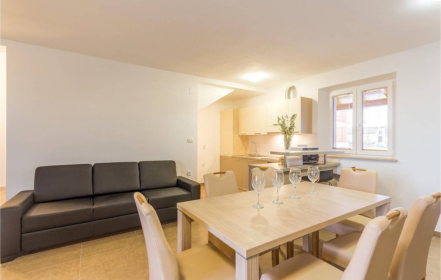Foto 11 von 35: Modernes Apartment mit 2 Schlafzimmern, Pool und WLAN in der Nähe von Manjadvorci