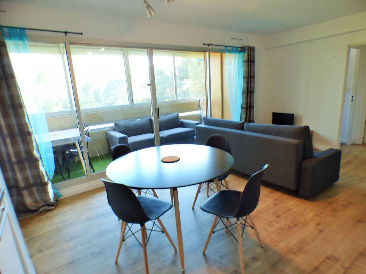 Foto 4 von 10: Renovierte Wohnung, Residenz mit Swimmingpool im Dorf Saint Mandrier