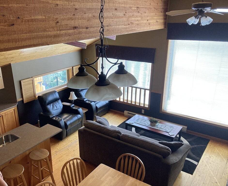 Foto 10 von 22: Dreamy Big White Chalet ski in/ski out with Hot Tub