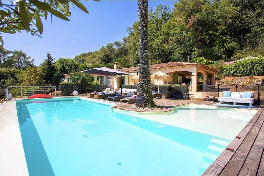 Foto 13 von 30: Villa mit salzigem Infinity-Pool und Blick auf Hügel an der französischen Riviera