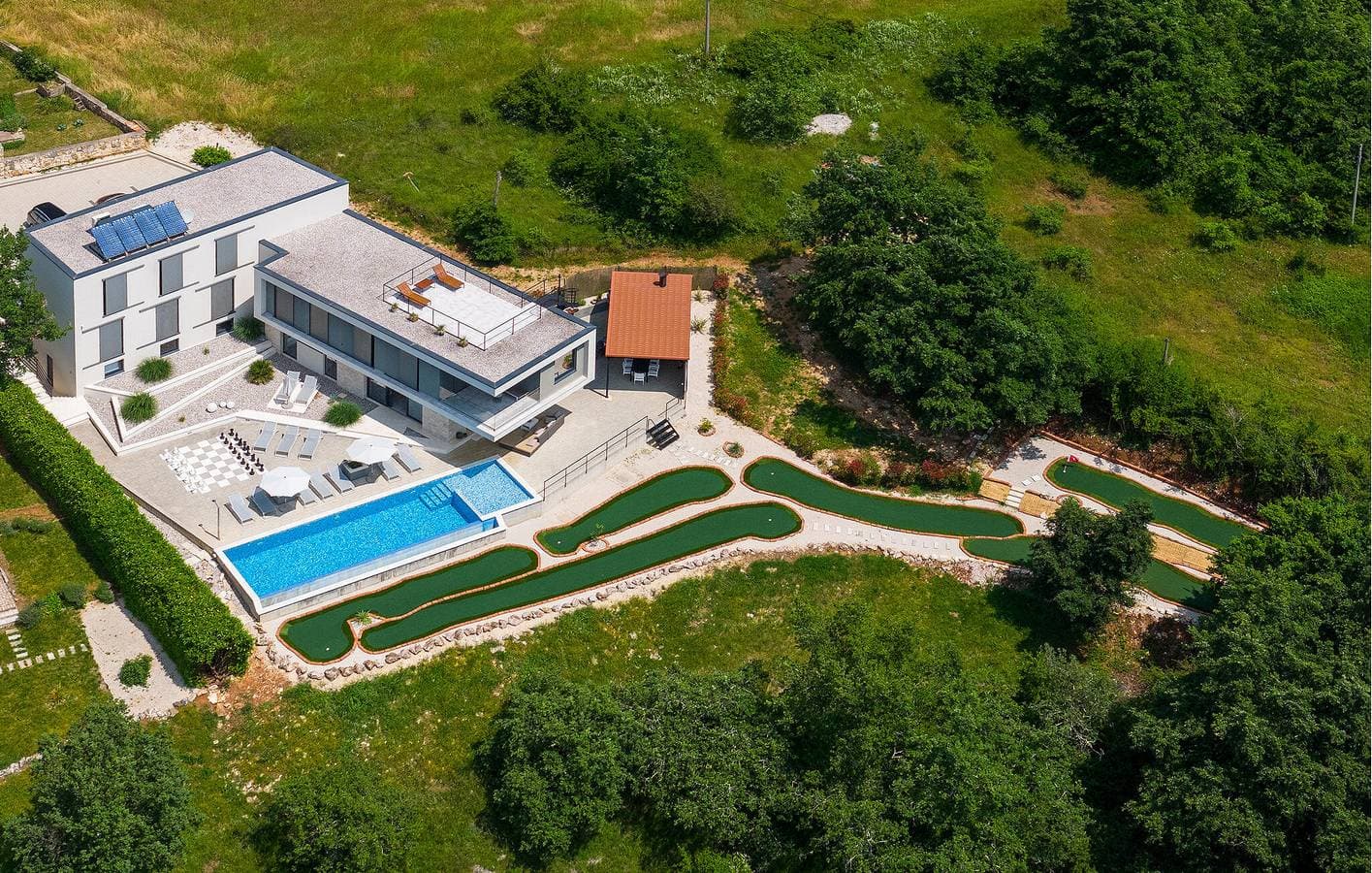 Gemütliche 37 m² große Ferienwohnung mit Pool, WLAN und Parkplatz in der Nähe von Pčele.doo 1