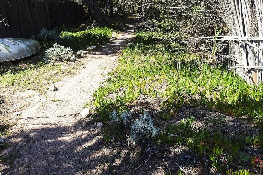 Foto 11 von 27: Hübsche Schuppenfüße im Wasser mit großem Garten