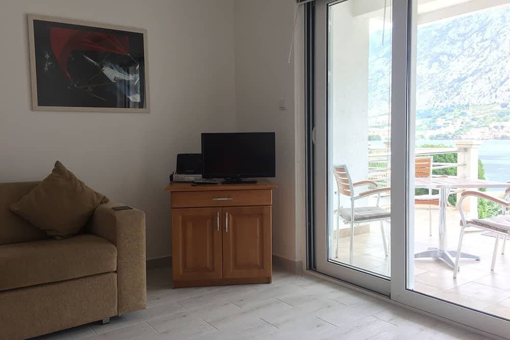 Foto 8 von 17: Erdgeschoss. Private Terrasse, Gemeinschaftspool, Blick über den Fjord auf die Altstadt von Kotor