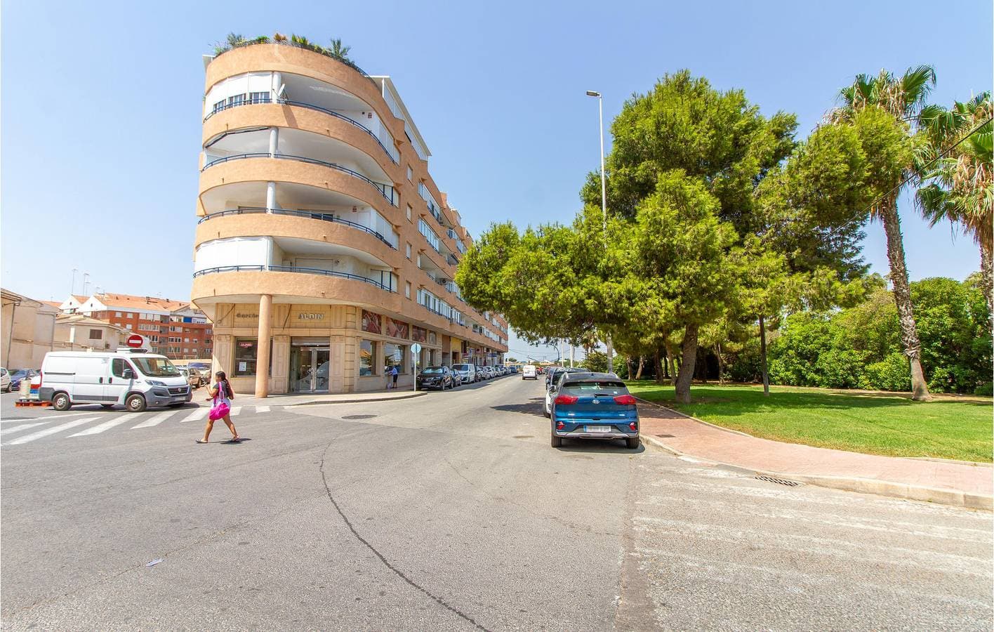 Poolterrasse mit Parkplatz, AC und Strand in der Nähe 1