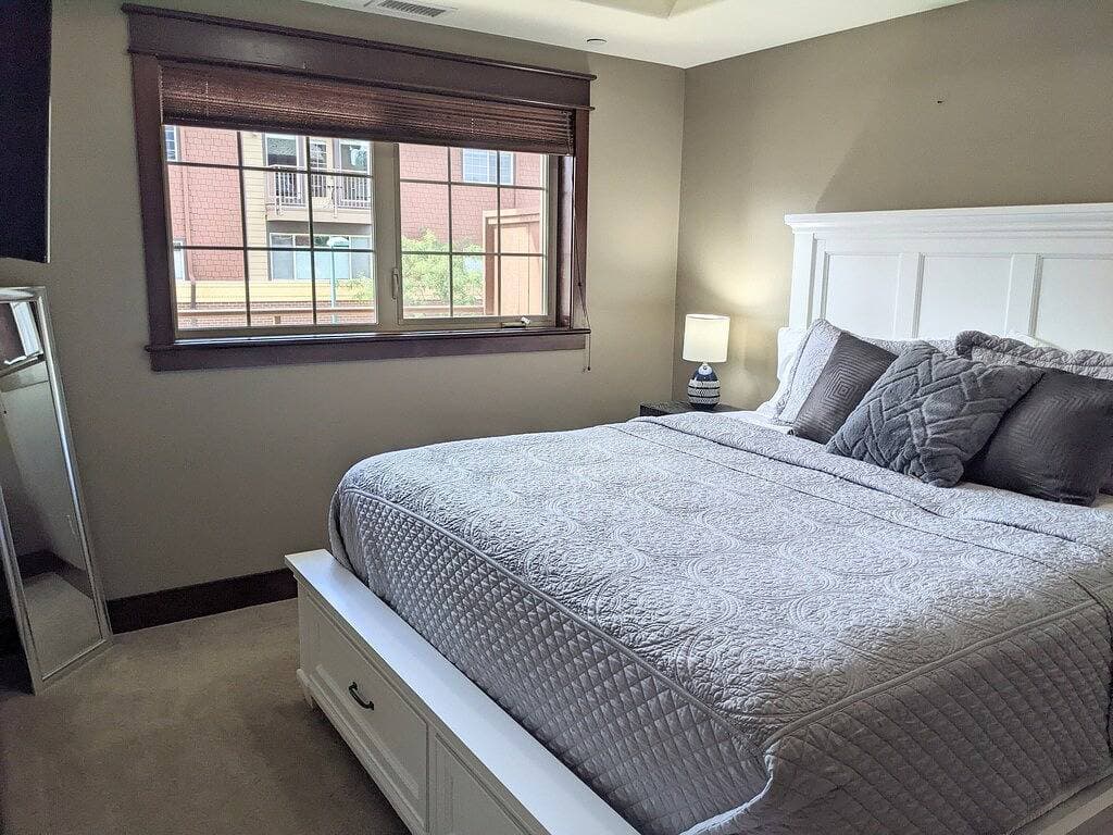 Foto 4 von 28: Riverstone Condo by Lake Cda~King Bed, Walk to Shops & Dining, Close to Downtown