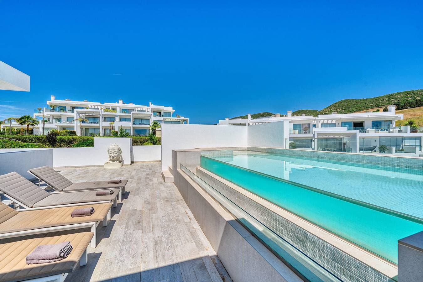 Foto 2 von 47: 2288 Luxury Penthouse with Private Rooftop Pool