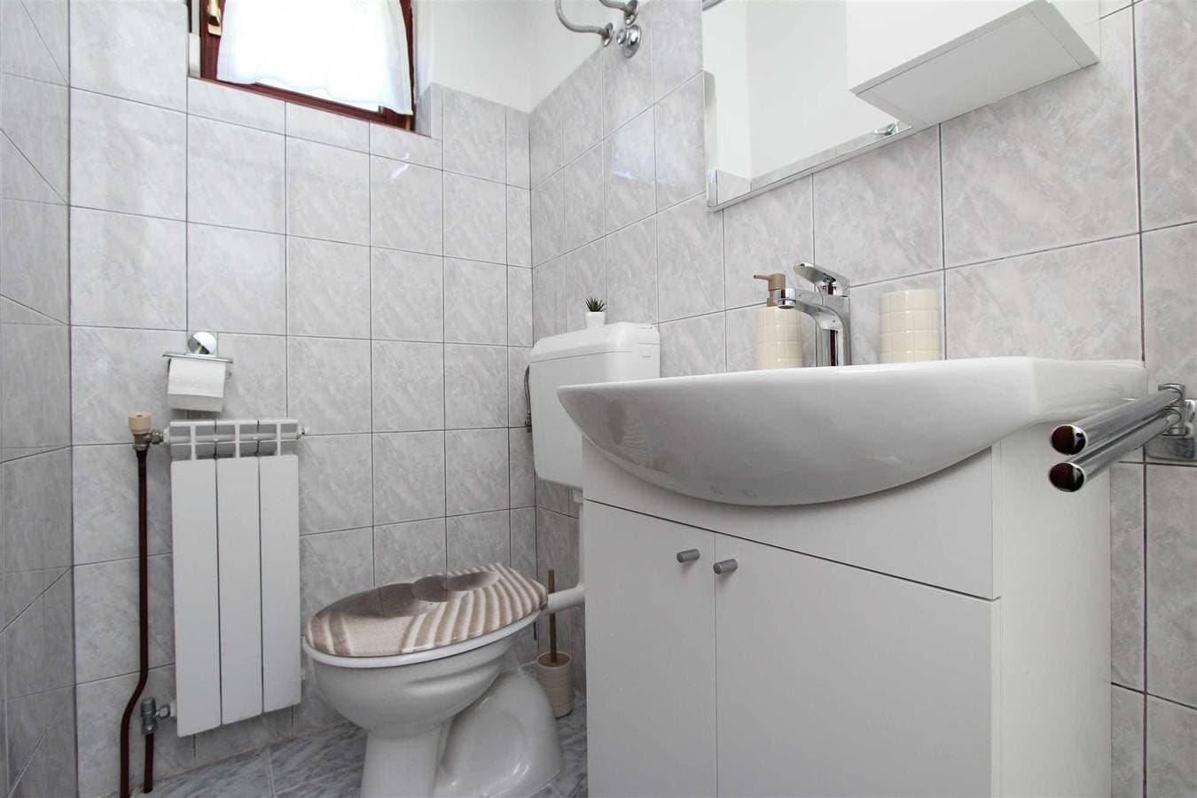 Foto 5 von 19: Silvana Ferienwohnung mit 1 Schlafzimmer mit Balkon 1 (gornji)