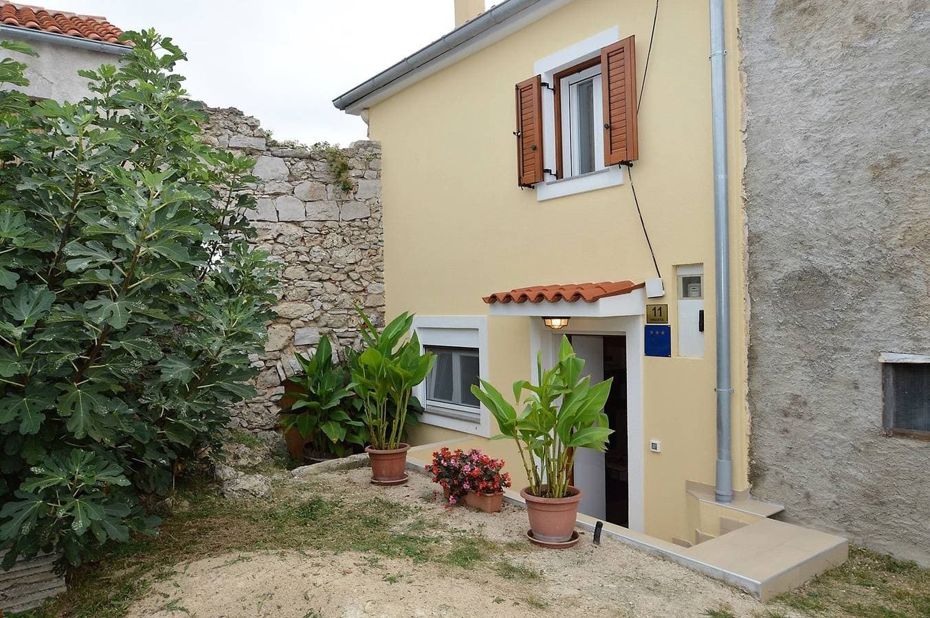 Foto 9 von 20: Das Apartment Hrasta 1 ist eine Unterkunft in Hrasta auf der Insel Cres, 43 km von Mali Lošinj entfernt. Die Wohnung ist ideal für eine Familie oder eine Gruppe von bis zu vier Personen und verfügt über zwei Schlafzimmer, eine Küche, ein Wohnzimmer, ein Esszimmer, ein Badezimmer mit Badewanne und eine Waschmaschine. Private Parkplätze stehen vor der Wohnung zur Verfügung.