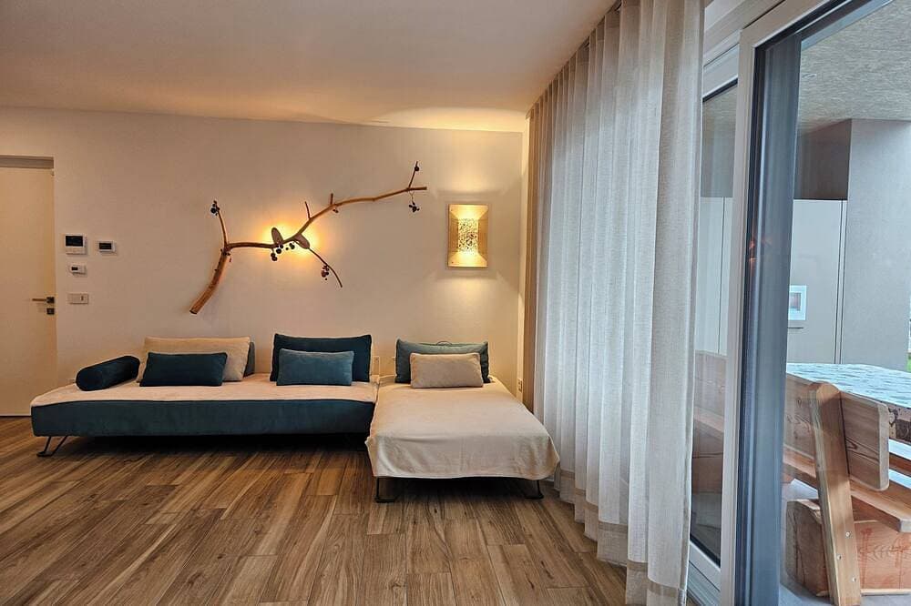 Foto 9 von 30: Modern lake view apartment with shared pool, garden, parking, air-conditioning