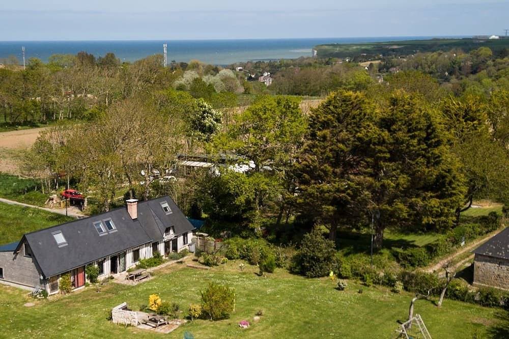 Spacious Cottage Between Land And Sea - Sleeps 9, 5 bedrooms, 2 shower rooms, 3 toilets, ping-pong t... 1