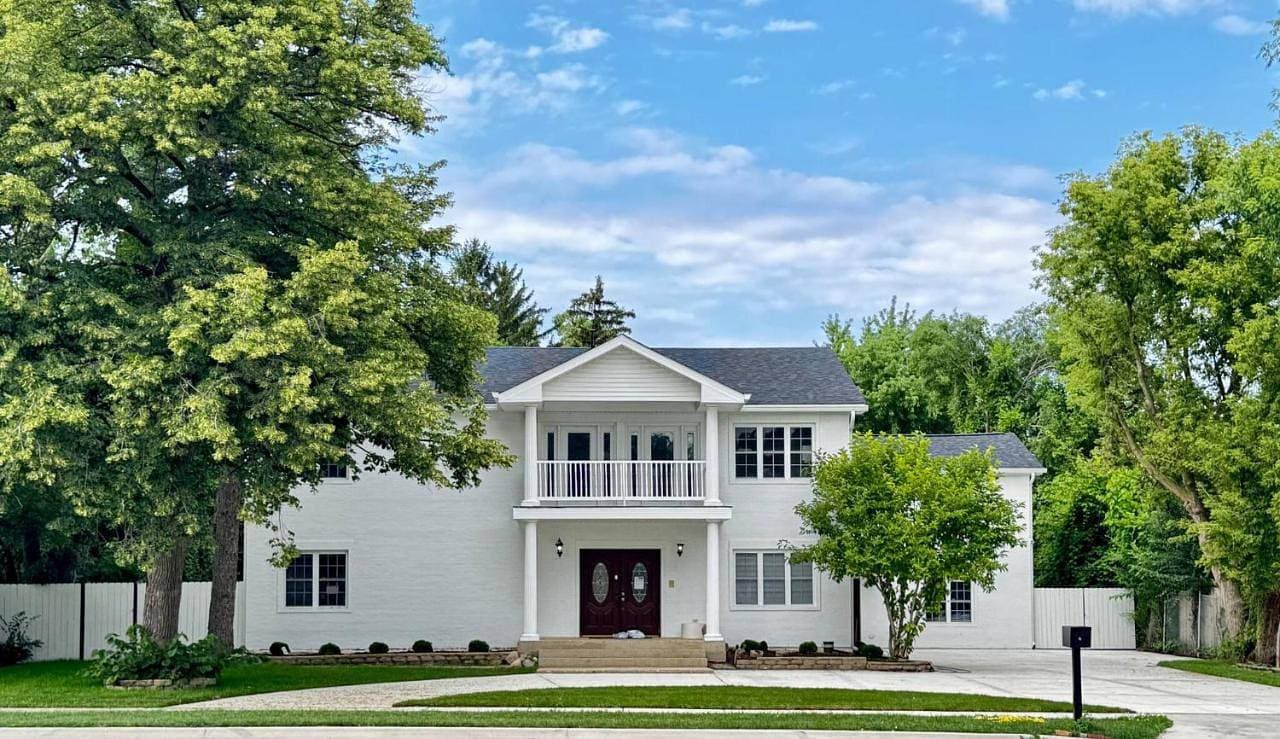 Sleeps 24+ Luxury house Near Chicago 12 king beds 1