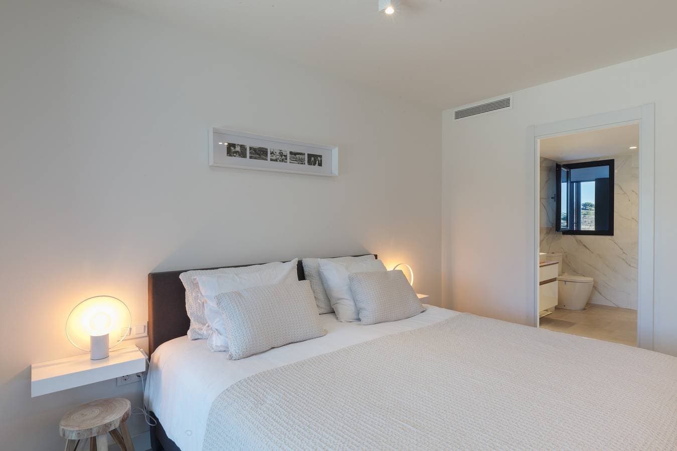 Foto 12 von 26: Luxuriöse Ferienwohnung mit 3 Schlafzimmern mit Bergblick, Pool, WLAN & Terrasse