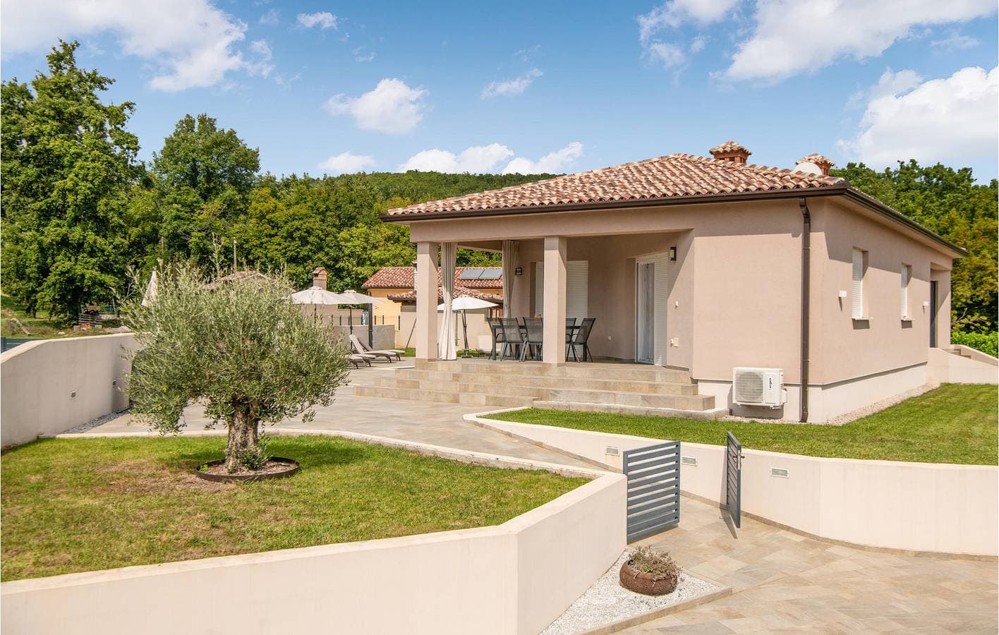 Geräumige 2-Zimmer-Wohnung mit Pool, WLAN und Parkplatz in der Nähe des Stadtzentrums 1