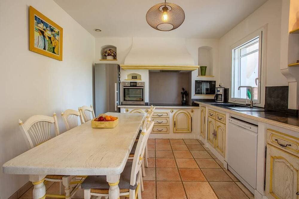 Foto 13 von 18: Spacious Villa, Tennis Court, Large Park