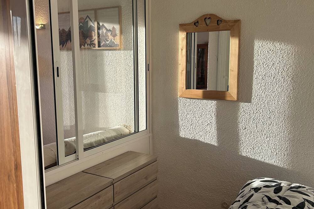Foto 3 von 21: Cozy Apartment with Mountain View, Balcony & Free Parking