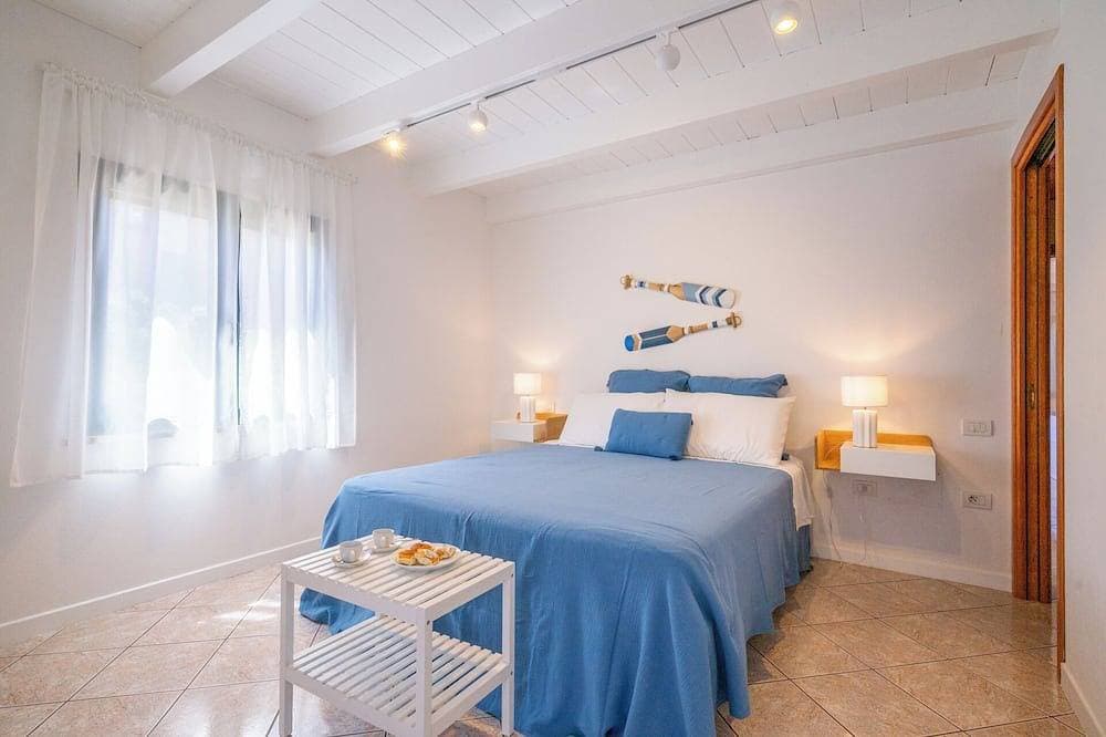Foto 2 von 30: Just 50 steps from the beach: Vacation Home for 9 Guests & BBQ