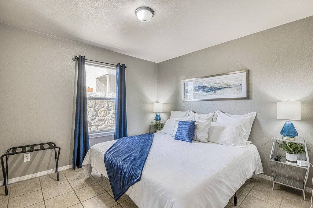 Foto 4 von 25: ☕ By Fort Bliss: Laundry, Security System, Refrigeration, King Beds