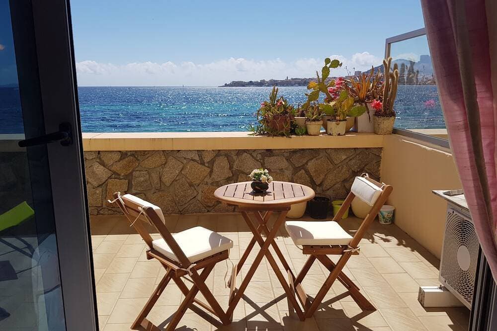 Großes, helles Studio mit Terrasse am Strand mit Meer- und Stadtblick 1