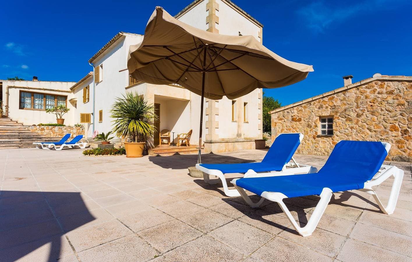 Foto 8 von 32: Modernes Apartment mit Pool, Terrasse und Küche in der Nähe des Eigentümers