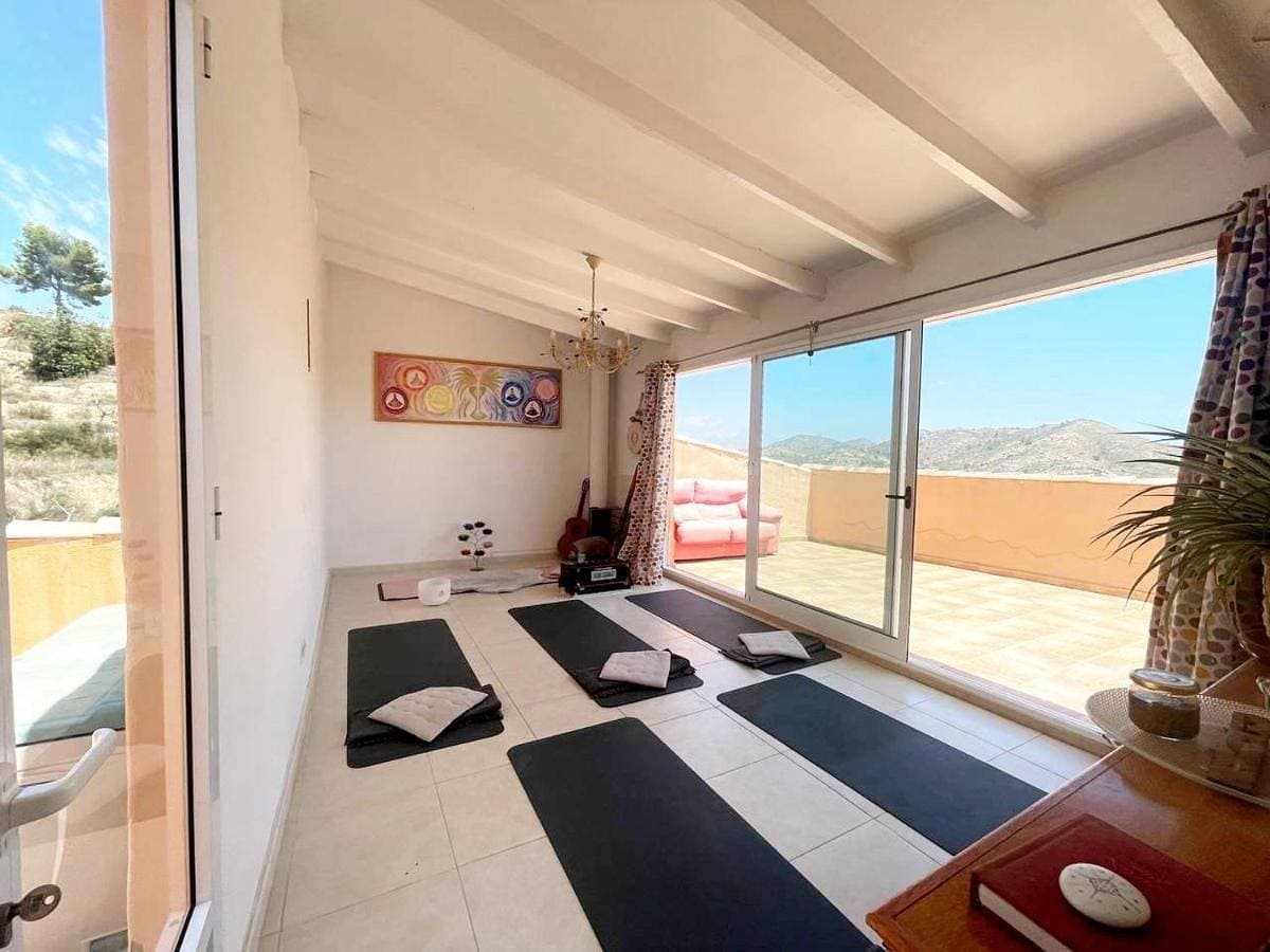 Immaculate 4-Bed House in Aguas de Busot 1