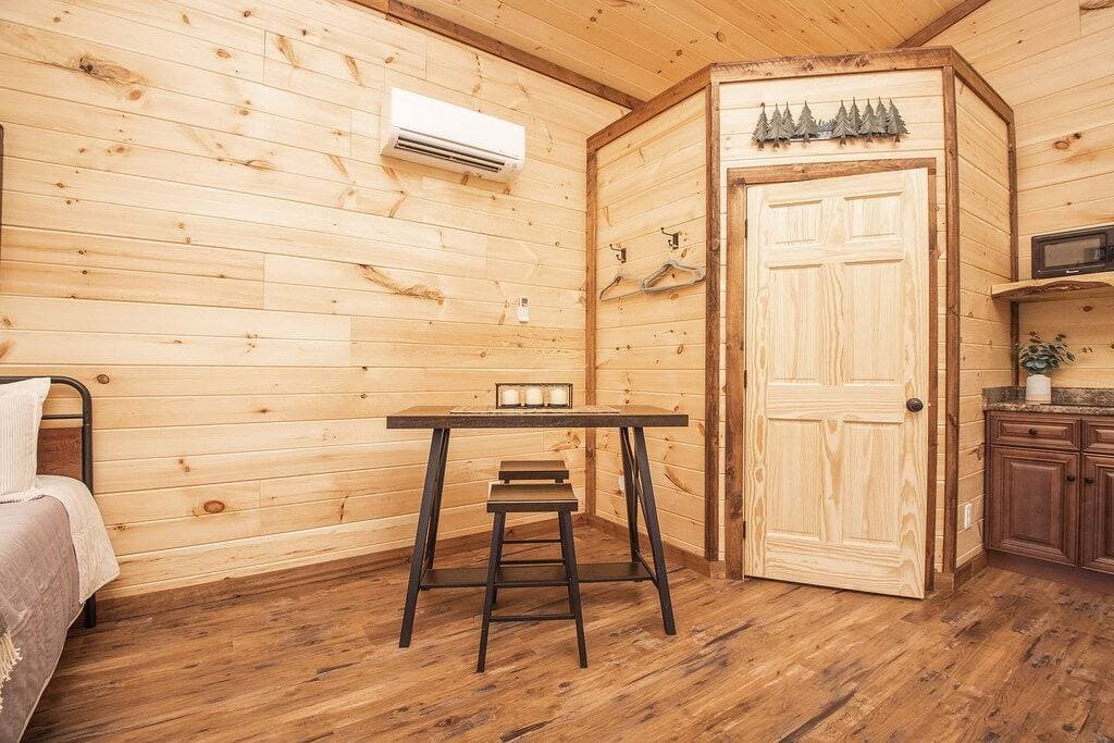 Foto 6 von 35: ⛰Romantic Tiny Home - Wi-Fi & Hot Tub & Fire Pit
