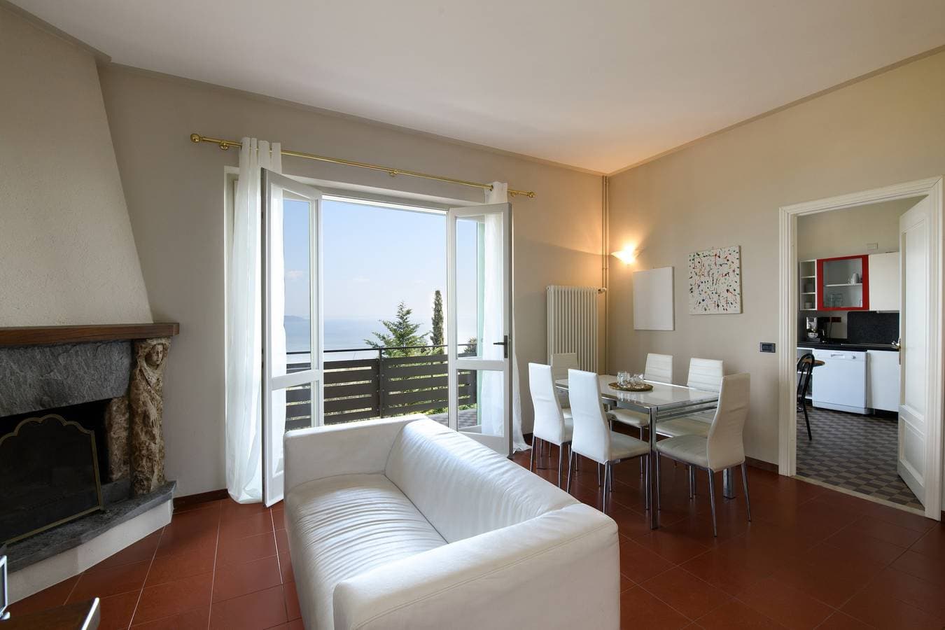 Foto 9 von 29: Fantastische Villa mit privatem Pool, Seeblick und Terrassen; Doppelgarage