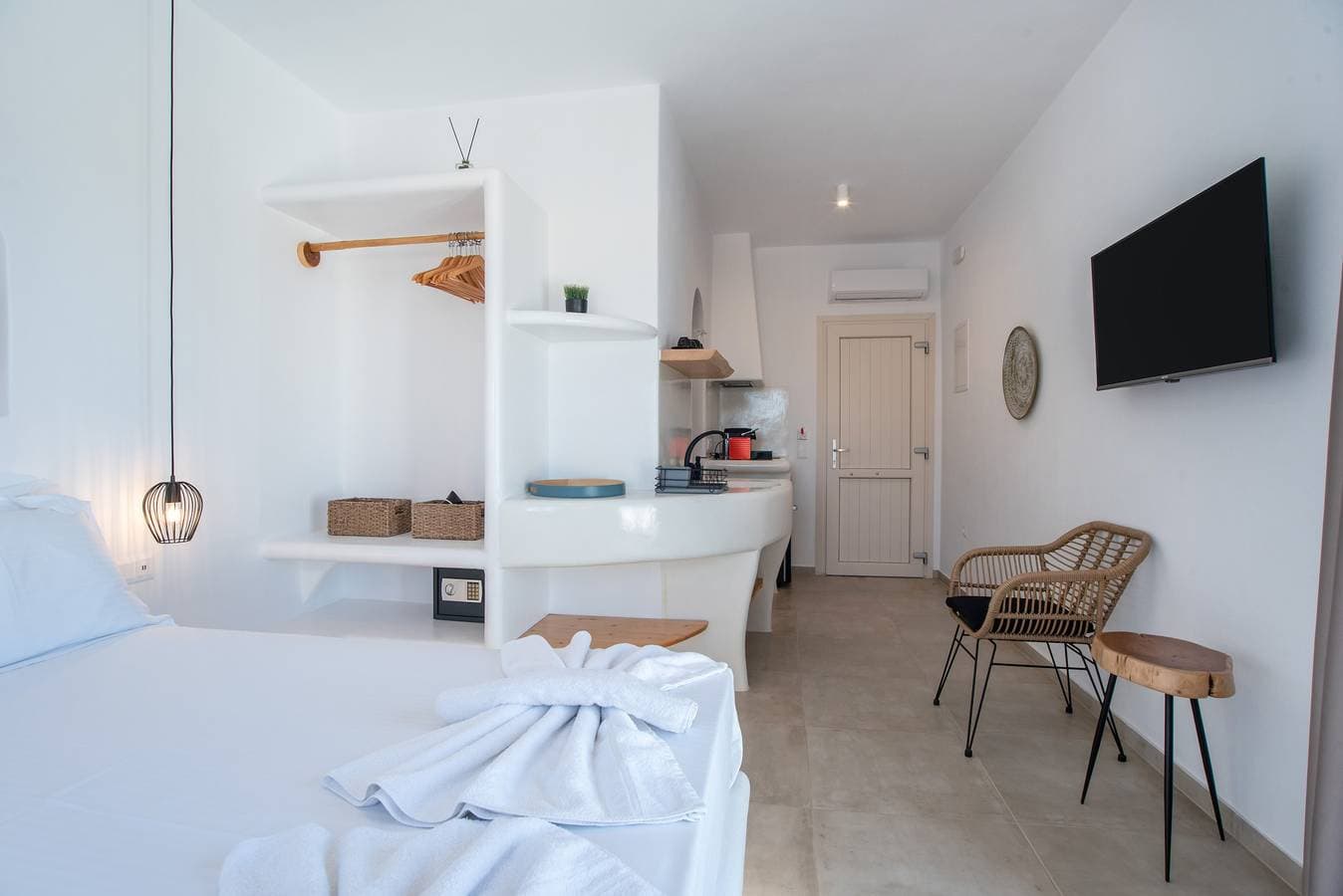 Foto 9 von 31: Ferienwohnung in einem Hotel 'Naxos Earth Suites Deluxe Double' mit Meerblick, WLAN und Klimaanlage