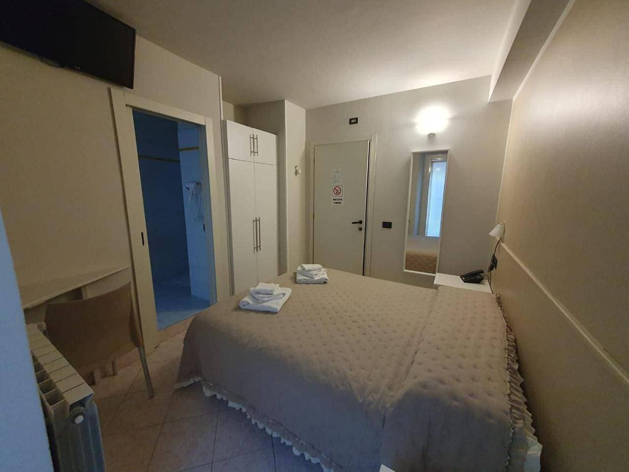 Foto 13 von 14: Double Room with Private Bathroom
