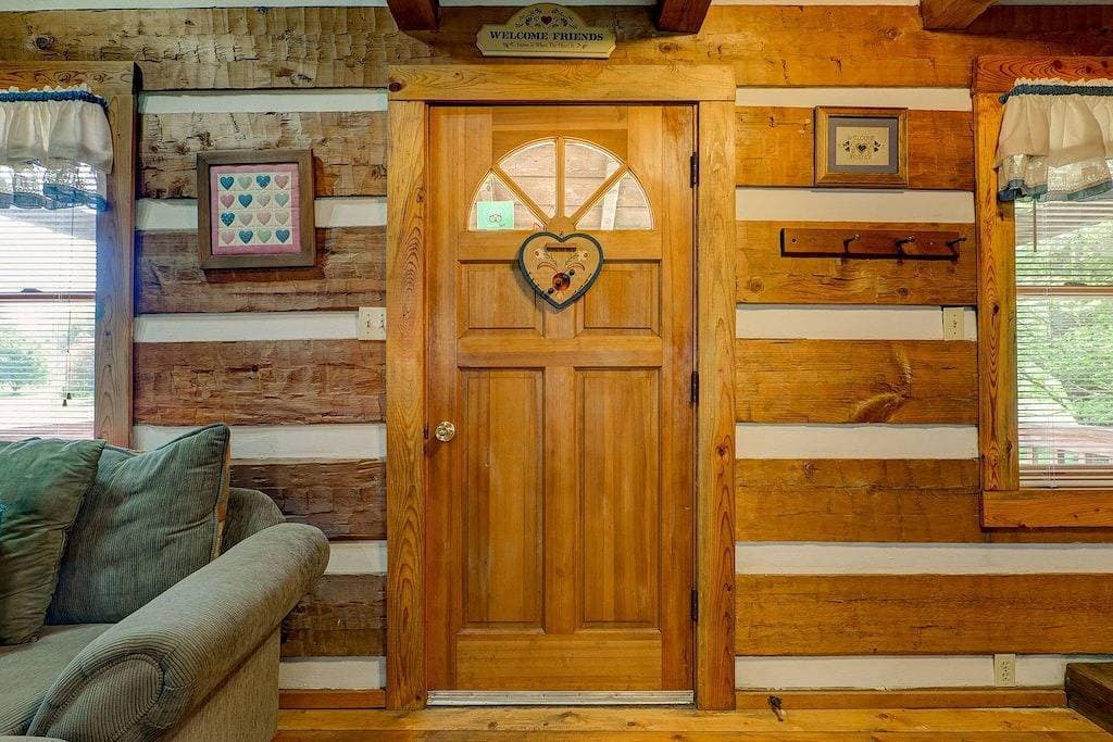 Foto 4 von 45: Vor Liebe platzende Herzen (Romantic Creekside Retreat)