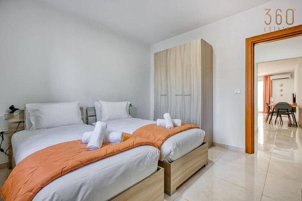 Foto 6 von 26: Stylish 2Br Stay with Balcony Sunsets & Sea Views!