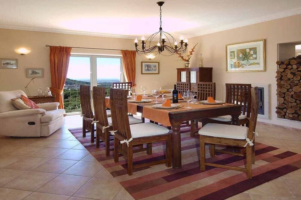 Foto 13 von 30: Herrliche Aussicht auf die Küste, Infinity-Pool, eine luxuriöse und ruhige private Familienvilla