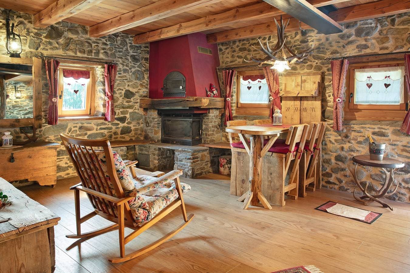 Foto 13 von 33: Deluxe-Zimmer „Chalet Cuore Selvatico“ mit Bergblick, Terrasse und privatem Garten